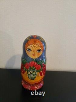 Matryoshka Hand Painted Signed Nesting 7 1/2' Doll 5 Pieces Moscow Kiberova